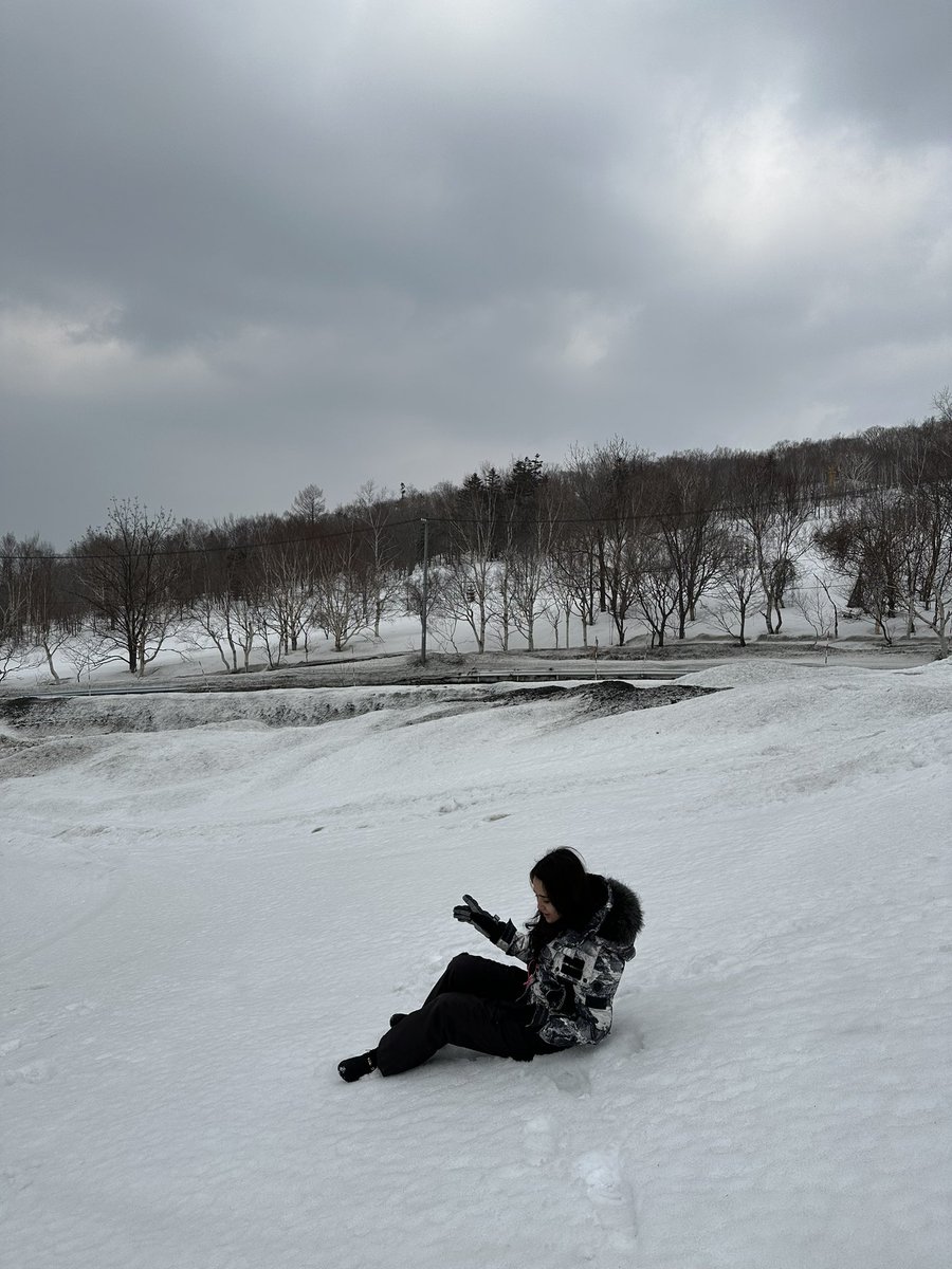 I wish i had more skii jacket, biar keliatan ganti hari …. 🥺