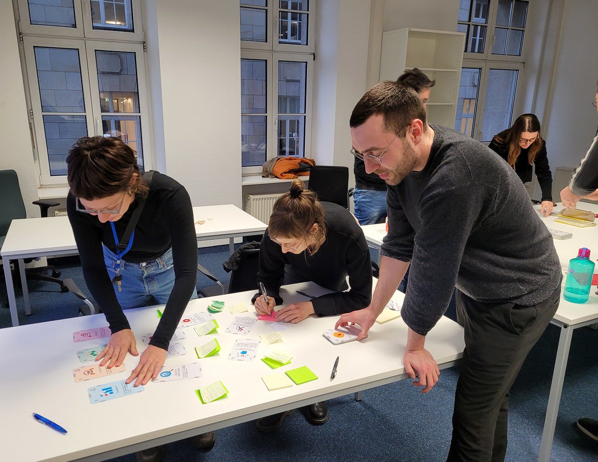 projektshrimp's tweet photo. Ein wunderbarer Workshop von #Di2design liegt hinter uns. Wenn das Arbeiten in #SHRIMP_PODS ein Spiel wäre, welche zusätzlichen Elemente können das Spiel didaktisch noch spannender machen &amp; Lernende stärker motivieren? Perspektivwechsel &amp; Ideenfeuerwerk mittels #EMPAMOS-Methoden. https://t.co/p3qgBeLBnl