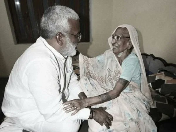 भाजपा के वरिष्ठ राजनेता, प्रदेश सरकार में मा० कैबिनेट मंत्री आदरणीय श्री <a href="/swatantrabjp/">Swatantra Dev Singh</a> की पूज्य माताजी का निधन अत्यंत दुःखद एवं हृदय विदारक है।
मेरी संवेदनाएं शोकाकुल परिजनों के साथ हैं।