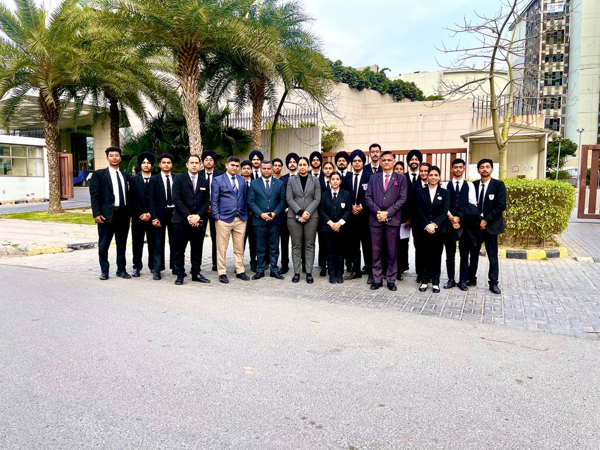 dcj_official's tweet photo. The #DepartmentofTourism and #HotelManagement, #DoabaCollegeJalandhar organized #Industrialvisit for the students of #BTHM to familiarize them to working of #hotelindustry at #TajSwarna Amritsar. 
#BTHM #Tourism #HotelManagement
 #PrincipalPardeepBhandari https://t.co/Md6ZdceMCm