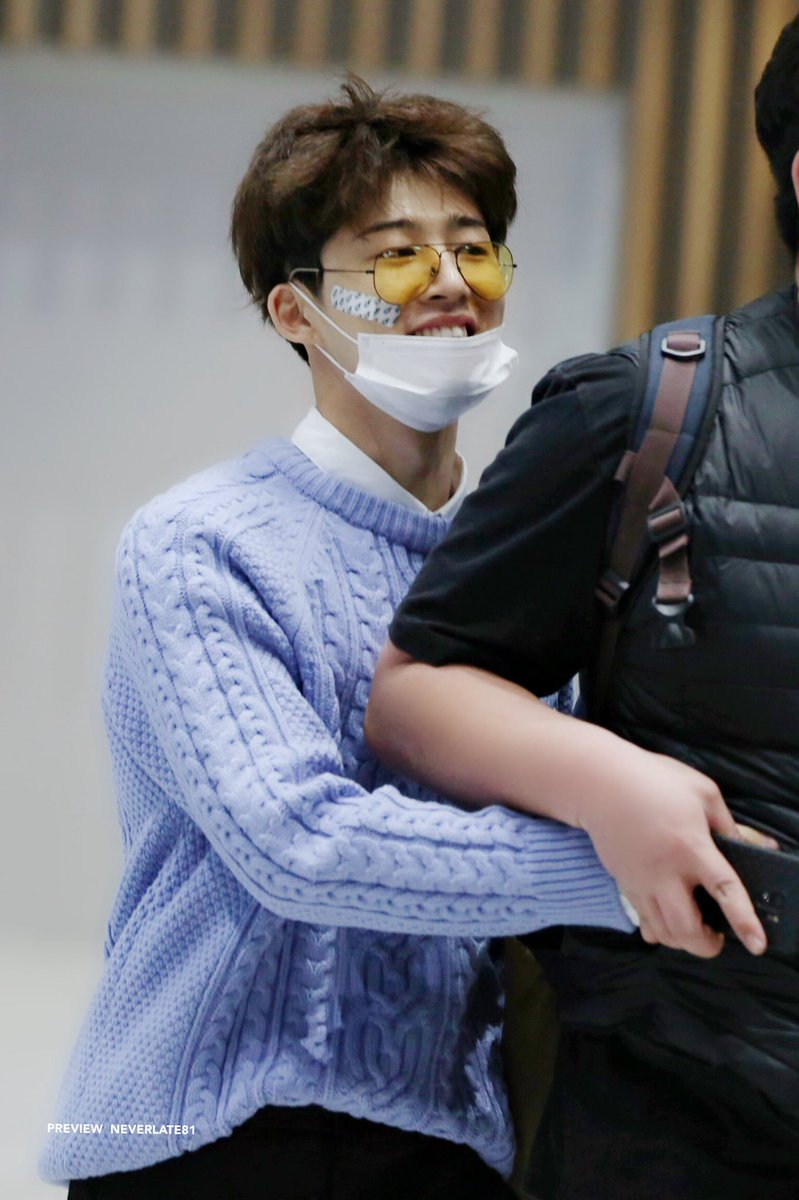DearHanbin131__'s tweet photo. Hanbin with Teddy Bear bodyguard 🥺🥺 https://t.co/MRQqUQ0R7m