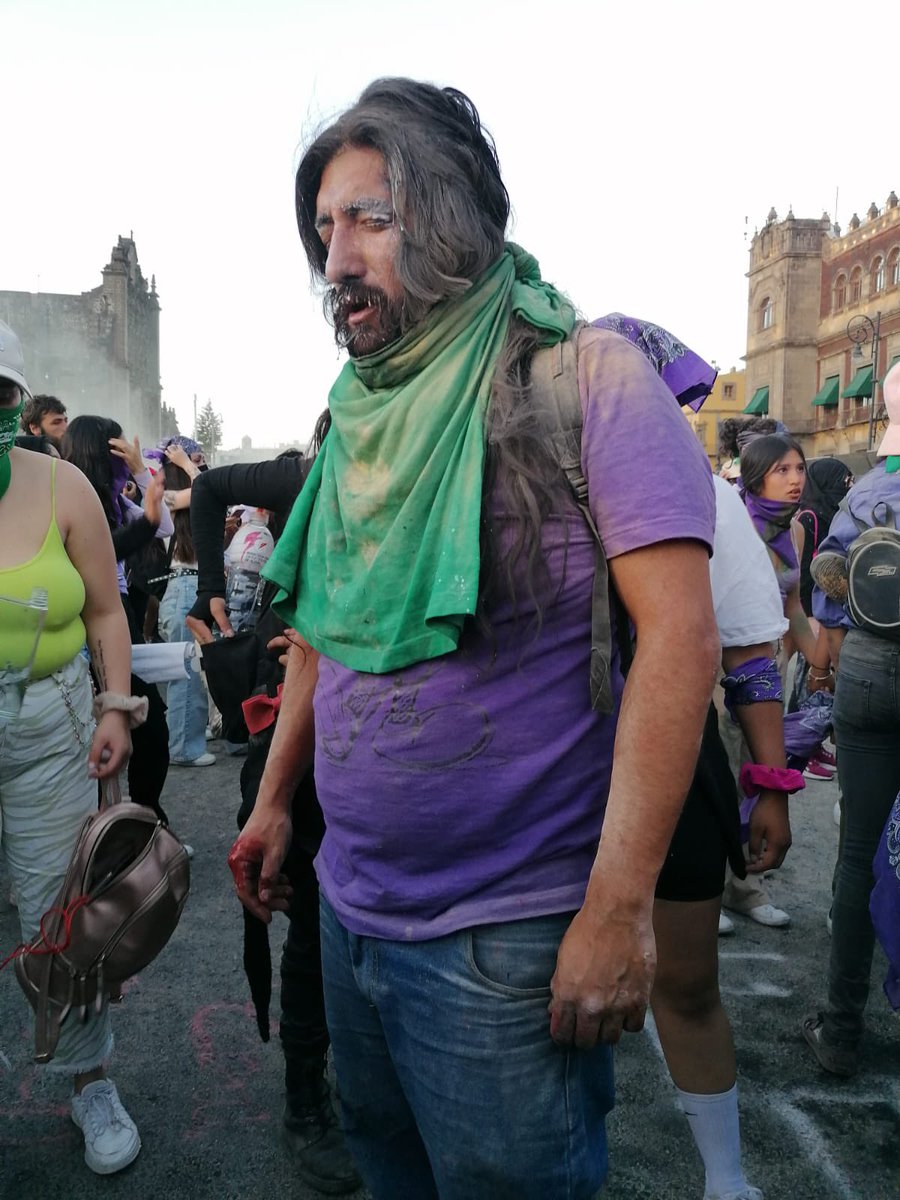 ZazilCarreras's tweet photo. Esta feminista se ve un tanto extraña. 

#KeniaMiente https://t.co/NWM0nxPFkR