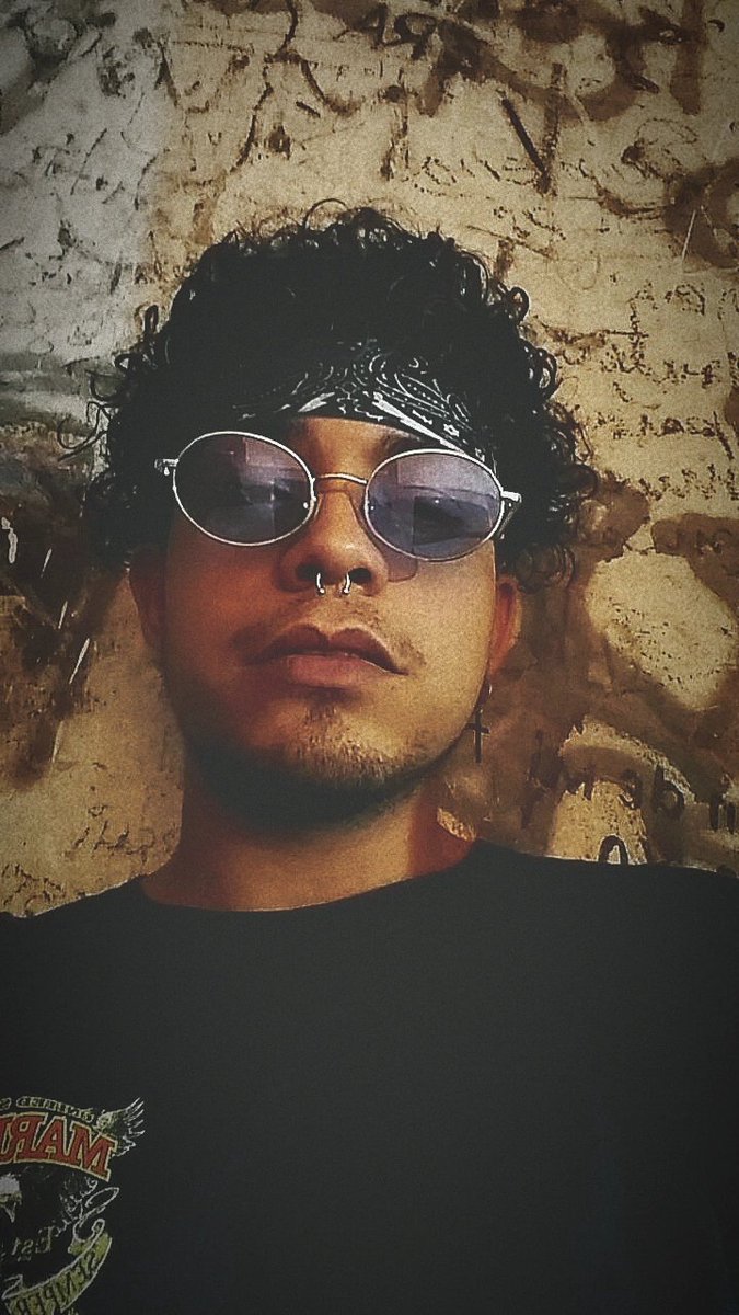 Me perdí en su mirada 😓
Cómo quien se pierde cuando ve algo nuevo 🙂
Y descubrí su magia ✨
Como en esos momentos noveleros 🎥
#rap
#lilme
#barras 
#poetic
#love
#comienzodealgonuevo
#Twiter