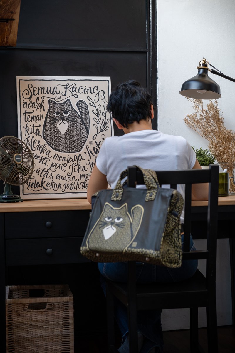 Cat enthusiasts rejoice! The ‘Miyu’ Originals Edition is ideal for you, showcasing delightful and charming artwork by Melissa Sunjaya that will surely appeal to your love of cats.

See more: tulisan.com/collections/mi…