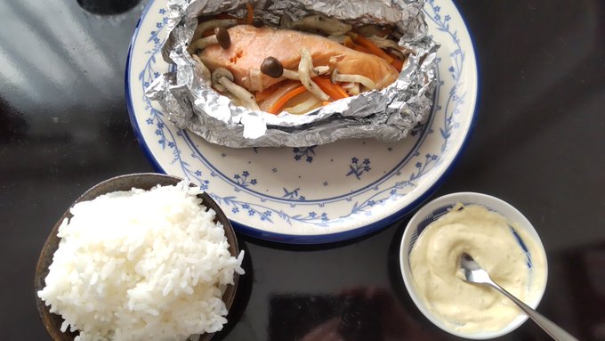 遅めの昼食　鮭ときのこのバターホイル焼き衛宮さんちの今日のごはん第二話のやつやね 