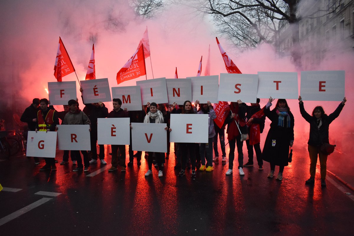 MJCF75's tweet image. Retour en photo sur la #GreveFeministe d’hier !
Alors que la réforme des retraites touche plus durement encore les femmes, mobilisons-nous massivement pour faire tomber cette réforme !
Adhérez aux jeunes communistes ! Contactez-nous par message !