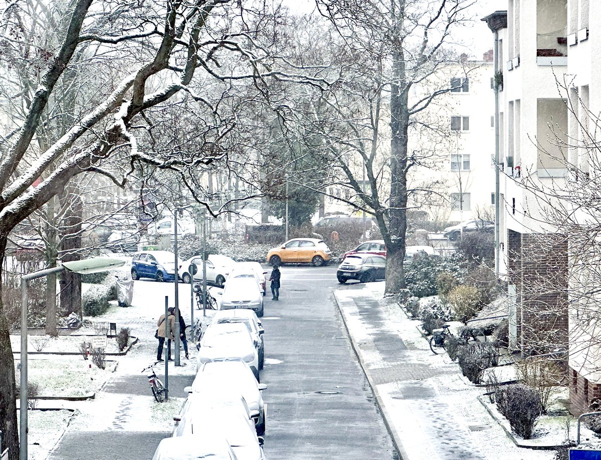 Guten Morgen, 9. März❄️❄️❄️
Hier: #Berlin #Lankwitz
#schnee 
<a href="/TspLeute/">Tagesspiegel Bezirke</a> <a href="/I_love_Berlin/">I ♥ Berlin</a> <a href="/stadtleben/">Stadtleben</a> <a href="/basz_berlin/">Bezirksamt Steglitz-Zehlendorf</a>