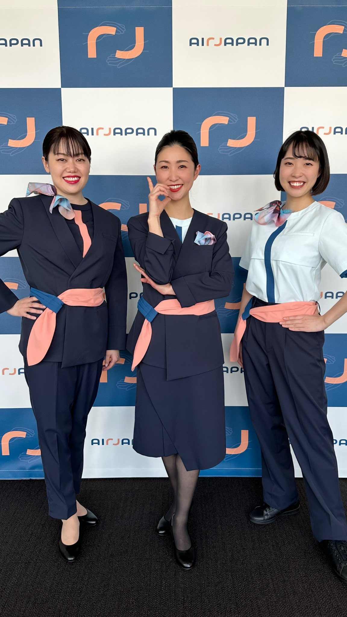 ANA(全日本空輸) - 名札付き制服　エアアジア　airasia 客室乗務員　CA ANA JAL 1369424462.jpg?1634307579