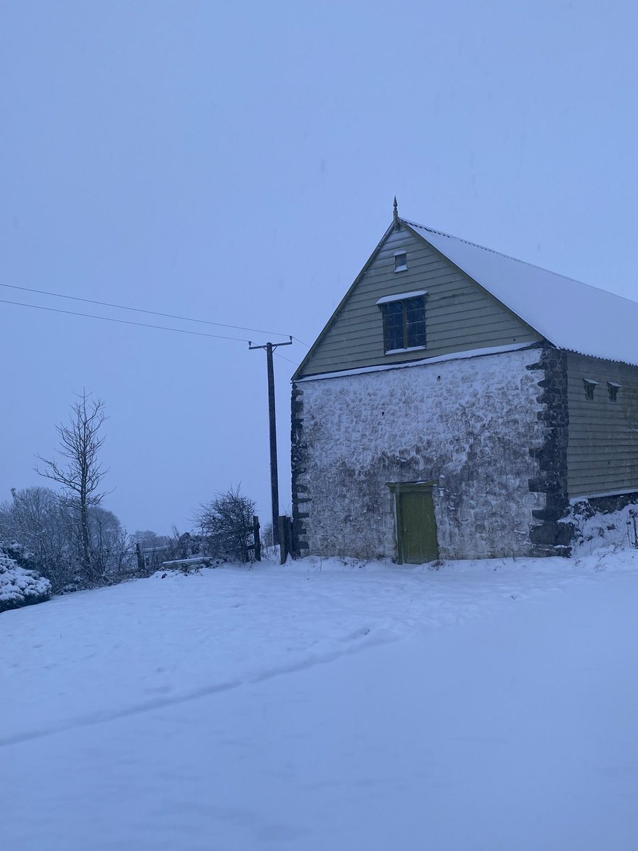 AGriffe8's tweet photo. This was clearly the wrong day to book our dental and hospital appointments! Usually can see long range of #Brecons as well as #LlandrindodWells from here. 6 inches and still snowing! https://t.co/aoOMZMW3mT