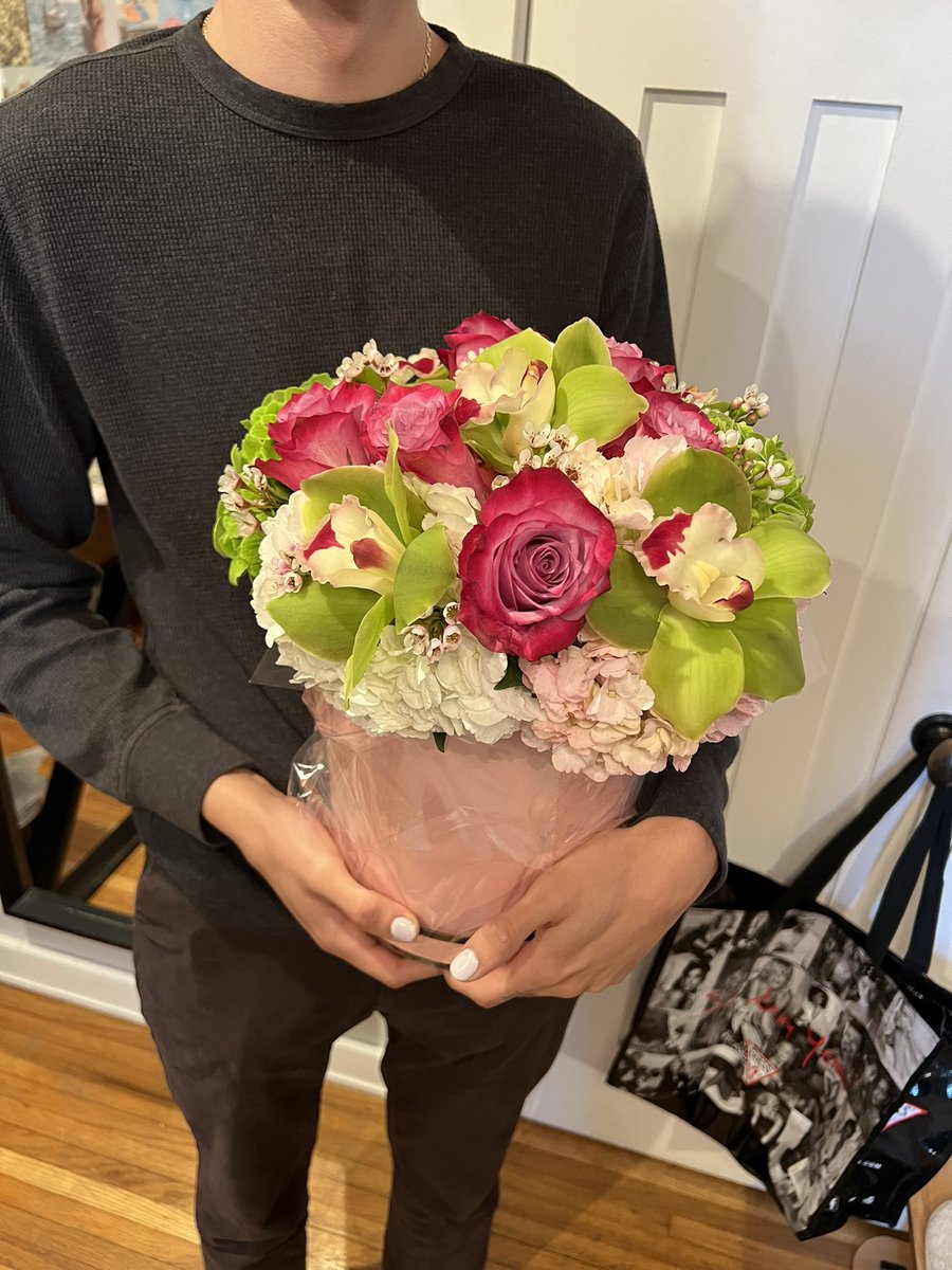 mary_bilbao's tweet photo. if your man isn't buying you a bouquet for international women's day, get a new one😮‍💨 https://t.co/In1G8xlbpw