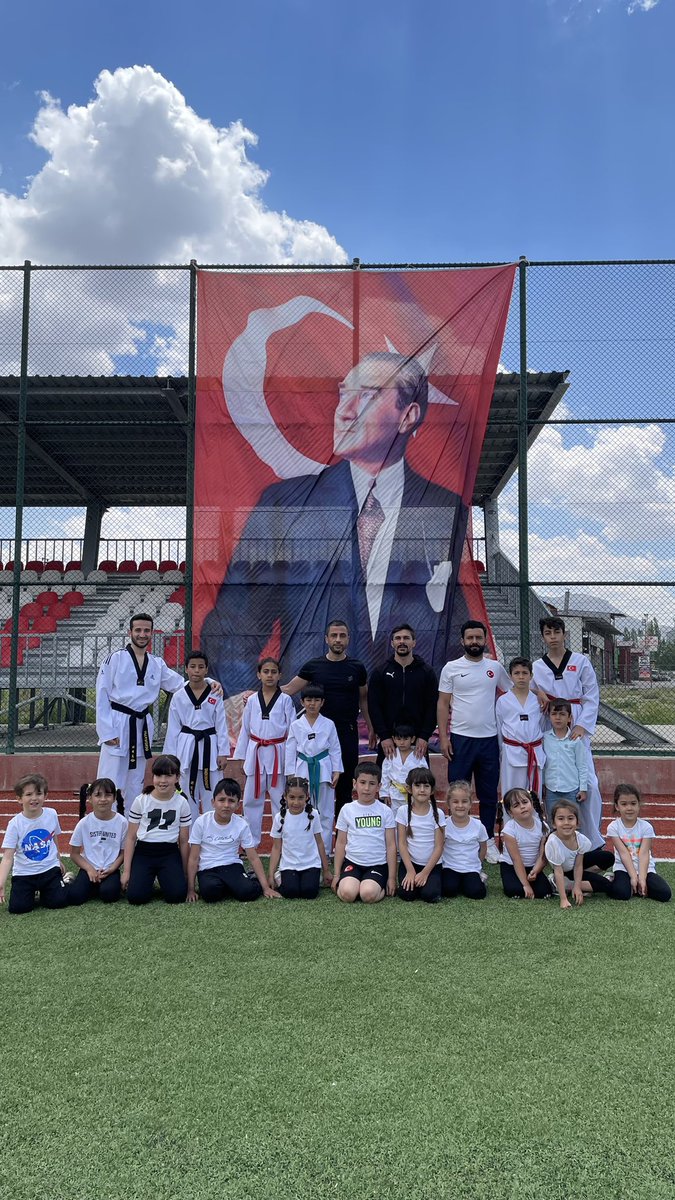 ELBİSTAN BİZİM EVİMİZ… yine yeniden hep beraber olacağız spor yapacağız,spor yaptıracağız sağlıklı,düşünen,sorgulayan araştıran bir neslin yetişmesi için mücadele vereceğiz en önemlisi Elbistanı terk etmeyeceğiz…