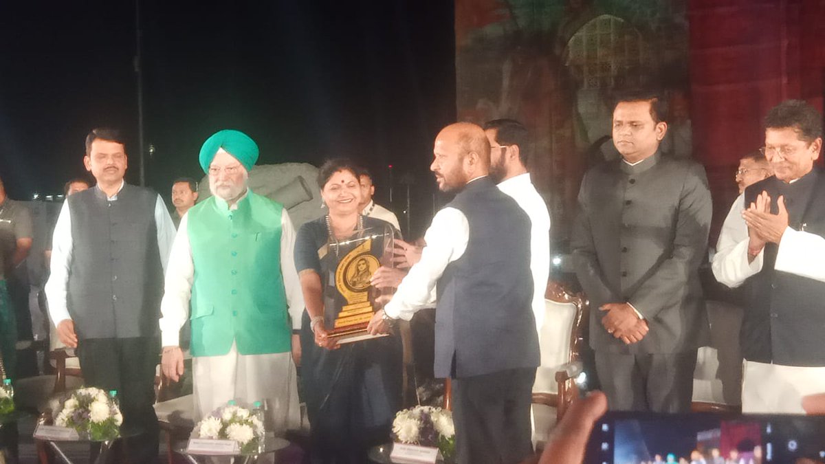 UnityMaximum's tweet photo. On the occasion of women's day  08 Mar 2023  ANO F/O Vimal Gaikwad felicitated by Maharashtra State Award "Punya shlok Ahilya Devi Holkar year 2017-18 by Chief minister of Maharashtra State. https://t.co/kg3iDdOPeK