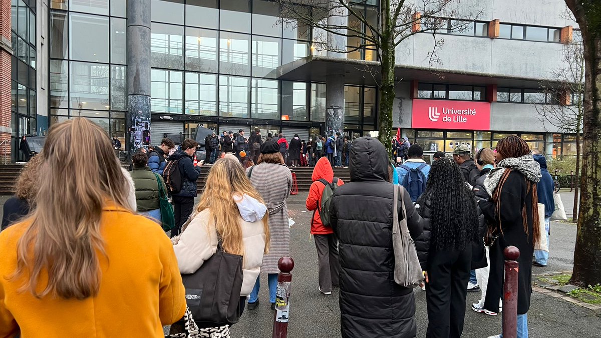 ZackAjili's tweet photo. Blocage en cours à l’Université de #Lille, campus Moulins. Hier déjà la faculté a été bloquée par les étudiants opposés à la réforme des retraites. Une assemblée générale est prévue à 12h pour décider de la suite du mouvement @TF1Info @LCI https://t.co/tFUG782lQ6