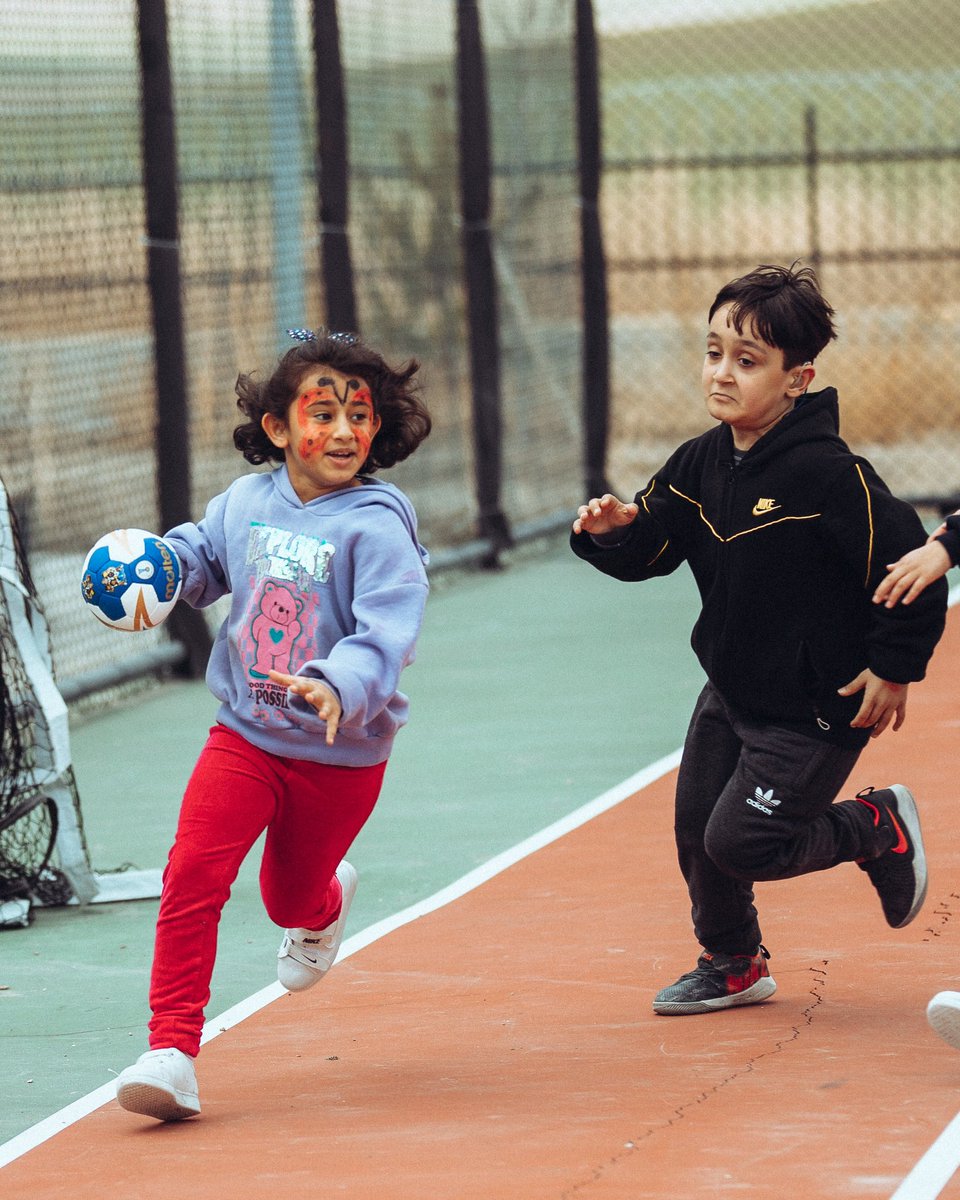 Bu güzel kızımızın adı Elanur 🥰

Dün <a href="/Hentbol_Fed/">Türkiye Hentbol Federasyonu</a> yaptığı organizasyonda hentbol ile tanıştı. Şu gülümsemeye vesile olanlara teşekkür ediyorum🙏 

<a href="/UgurKilic03/">Ugur Kilic</a> <a href="/zekipehlivan11/">Dr. Zeki Pehlivan (#hentbolgüzeldir)</a> 

📍GSB Çubuk Kız Öğrenci Yurdu

📸 <a href="/ekremozsoy/">Ekrem Özsoy</a>