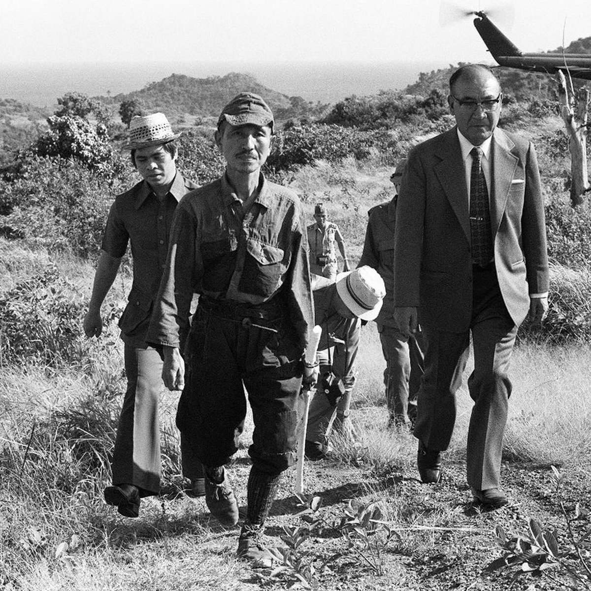 9 mars 1974 : Près de 30 ans après la fin de la Seconde Guerre mondiale, le sous-lieutenant 🇯🇵 Hirō Onoda accepte de se rendre à son supérieur.

On l’avait envoyé aux Philippines en 1944 avec un ordre formel : ne jamais se rendre et tenir jusqu’à l’arrivée de renforts.