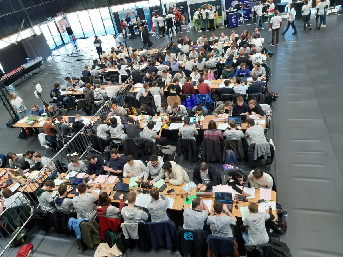 hogeschoolUCLL's tweet image. Onze studenten #Programmeren en #ToegepasteInformatica sleepten vorig weekend àlle podiumplaatsen in de wacht van de Vlaamse Programmeerwedstrijd. 🏆 Uit 54 (!) deelnemende teams vanuit verschillende Vlaamse Hogescholen wonnen deze toppers:

🥇 rm-rf/
🥈 De Brogrammers
🥉 Bobbies
