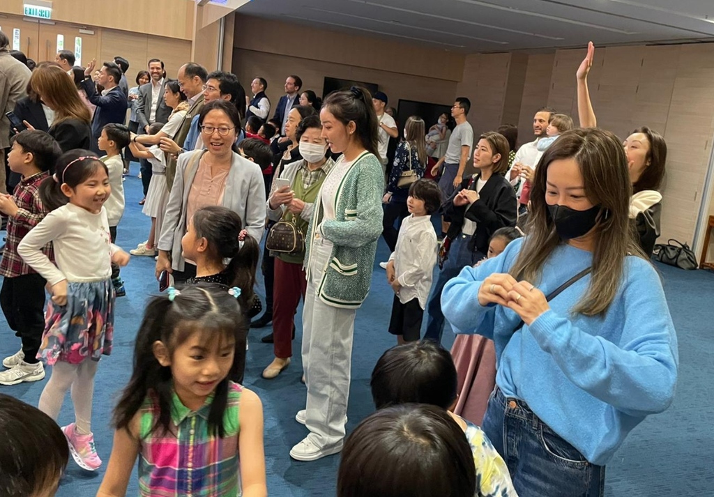 HKIS's tweet photo. Students and parents were all smiles at the Grade 1 concert this week! 🎶 (We especially loved their cover of a #Coldplay song!)

#lowerprimary #concert #hkis #hkismusic #grade1 #choir #singing #smiles #nomasks #internationalschool https://t.co/kd8A90WZlN