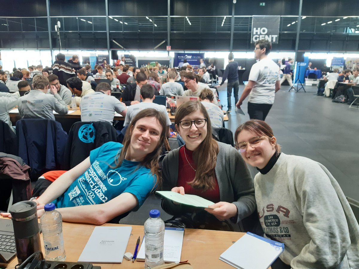 hogeschoolUCLL's tweet image. Onze studenten #Programmeren en #ToegepasteInformatica sleepten vorig weekend àlle podiumplaatsen in de wacht van de Vlaamse Programmeerwedstrijd. 🏆 Uit 54 (!) deelnemende teams vanuit verschillende Vlaamse Hogescholen wonnen deze toppers:

🥇 rm-rf/
🥈 De Brogrammers
🥉 Bobbies