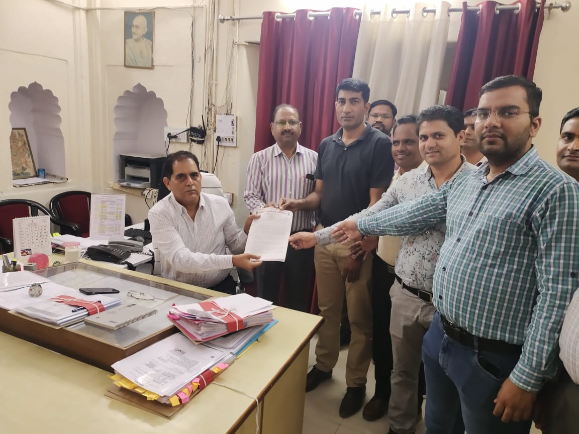 Raj_accounts's tweet photo. राजस्थान एकाउटेंट्स एसोसियेशन जिला शाखा अलवर द्वारा  अधिनस्थ लेखा सेवा की मांगों के सम्बंध में  मांग पत्र मुख्यमंत्री महोदय को जिला कलेक्टर  महोदय के मार्फत सौंपा गया @ashokgehlot51 @RajCMO @BJP4Rajasthan @dineshdangi84 https://t.co/0CbWSUUBkR