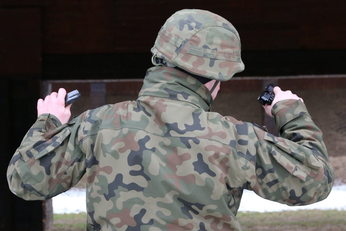 9pulkrozp's tweet photo. Żołnierze kompanii dowodzenia #9pr doskonalą umiejętności strzeleckie🫡 Na pierwszym planie pistolet samopowtarzalny kal. 9 mm #VIS100 z #FabrykaBroni "Łucznik"‼️ #NowoczesneWojsko #BezpiecznaOjczyzna
@MON_GOV_PL @DGeneralneRSZ @PGZ_pl https://t.co/lpOGrYFxwW