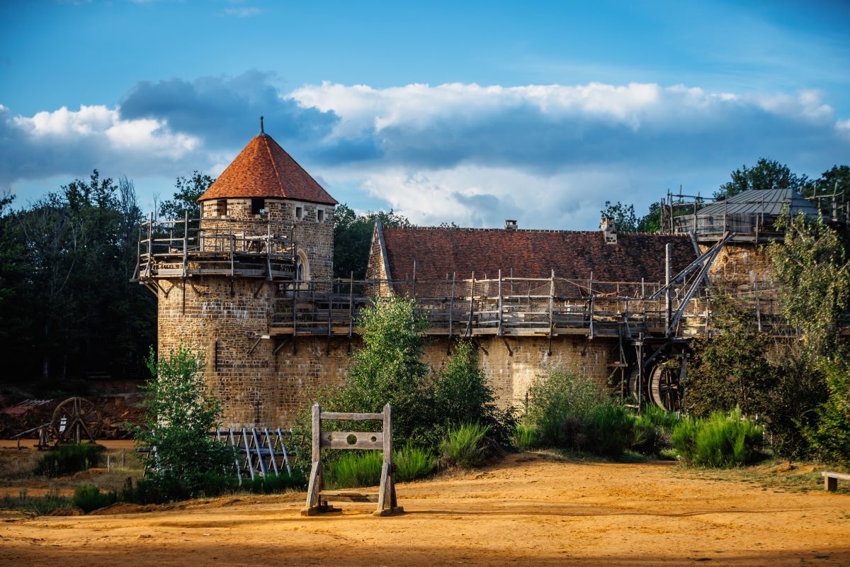 Explore_FR's tweet photo. Dans l'@YonneTourisme, en forêt de Guédelon, une quarantaine d'ouvriers travaillent sur un chantier très spécial : ils construisent un château fort selon les techniques et avec les matériaux utilisés au Moyen Âge. #ExploreFrance @guedelon | @BFC_Tourisme 📸V. Pacaut/The Explorers https://t.co/LA0o9bEZVJ