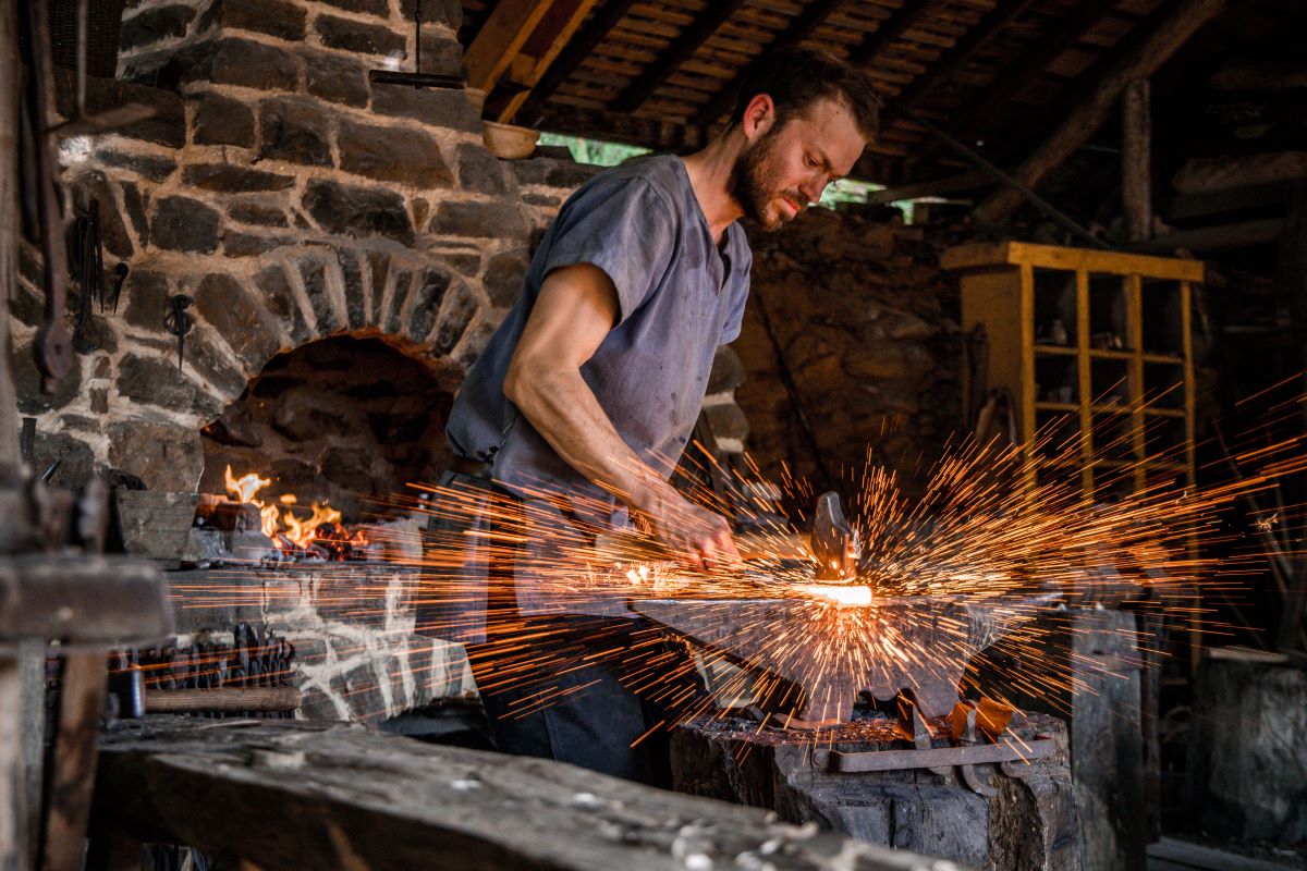 Explore_FR's tweet photo. Dans l'@YonneTourisme, en forêt de Guédelon, une quarantaine d'ouvriers travaillent sur un chantier très spécial : ils construisent un château fort selon les techniques et avec les matériaux utilisés au Moyen Âge. #ExploreFrance @guedelon | @BFC_Tourisme 📸V. Pacaut/The Explorers https://t.co/LA0o9bEZVJ