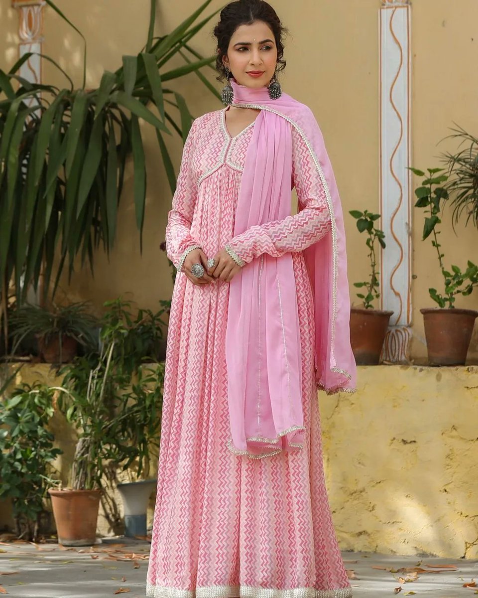 Fashion is what you're offered four times a year by designers. And style is what you choose.

•
•
•
#newcollection #suitstyle #suits #pinksuit #ordernow #faridanbad #newlook #ohrisons #indianwear #ethnicwear #treditionalwear #indianstyle #newdesign #suitsalwar #suitsforwomen