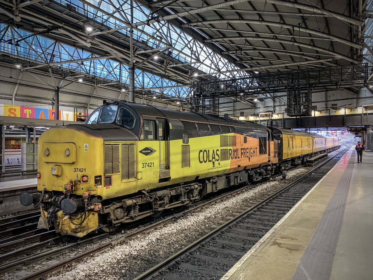 1Q67 Goole Up Goods Loop to Doncaster passes through Leeds Station this morning. A nice way to start the day, with 37421 on the rear, and 37099 leading. The full sound, smells and visuals going on this morning! #Class37 #Tractor #ColasRail #TestTrain #Trainspotting