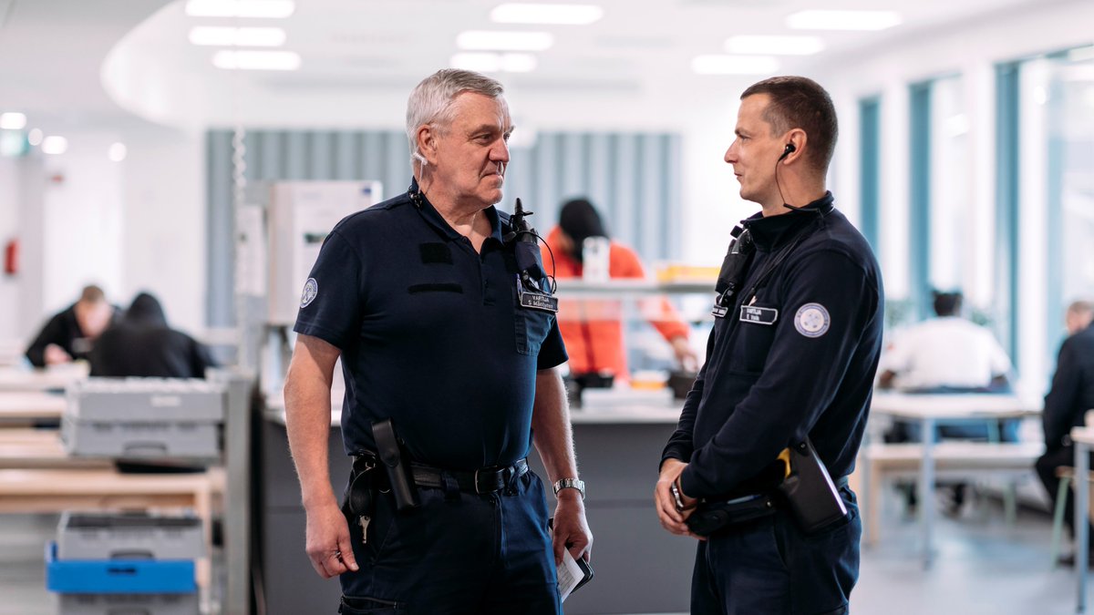 Pilotoimme kumppaneidemme <a href="/ysaotweet/">YSAO ammattiopisto</a> ja <a href="/Hyriakoulutus/">Hyria</a> kanssa uutta oppisopimusmallia ilman rikosseuraamusalan tutkintoa työskenteleville vartijoillemme. Myös kesätyöntekijämme voivat päästä opiskelemaan jo syksyllä.

Lue uutinen rikosseuraamus.fi/fi/index/ajank…

#rikosseuraamus #rskk