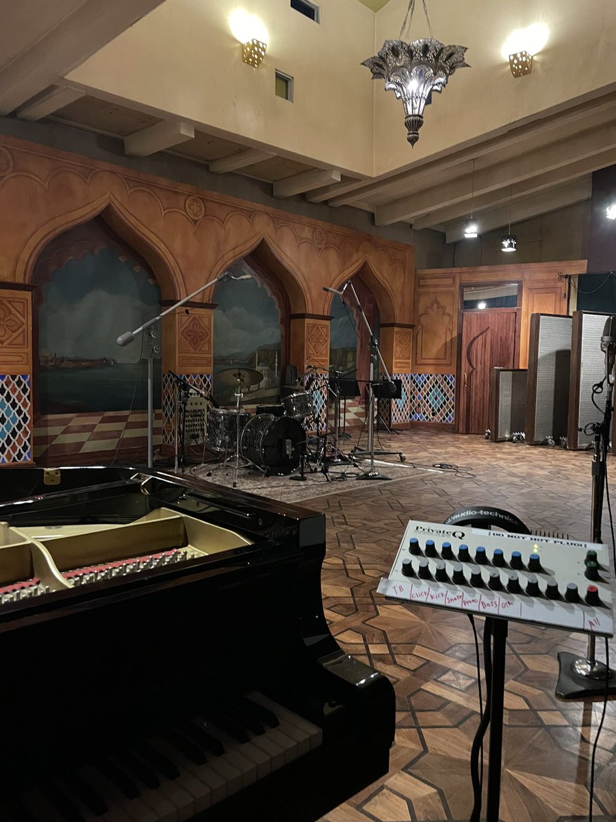 jayjamesmusic_'s tweet photo. this live room is beautiful https://t.co/cY9y4F2vrK