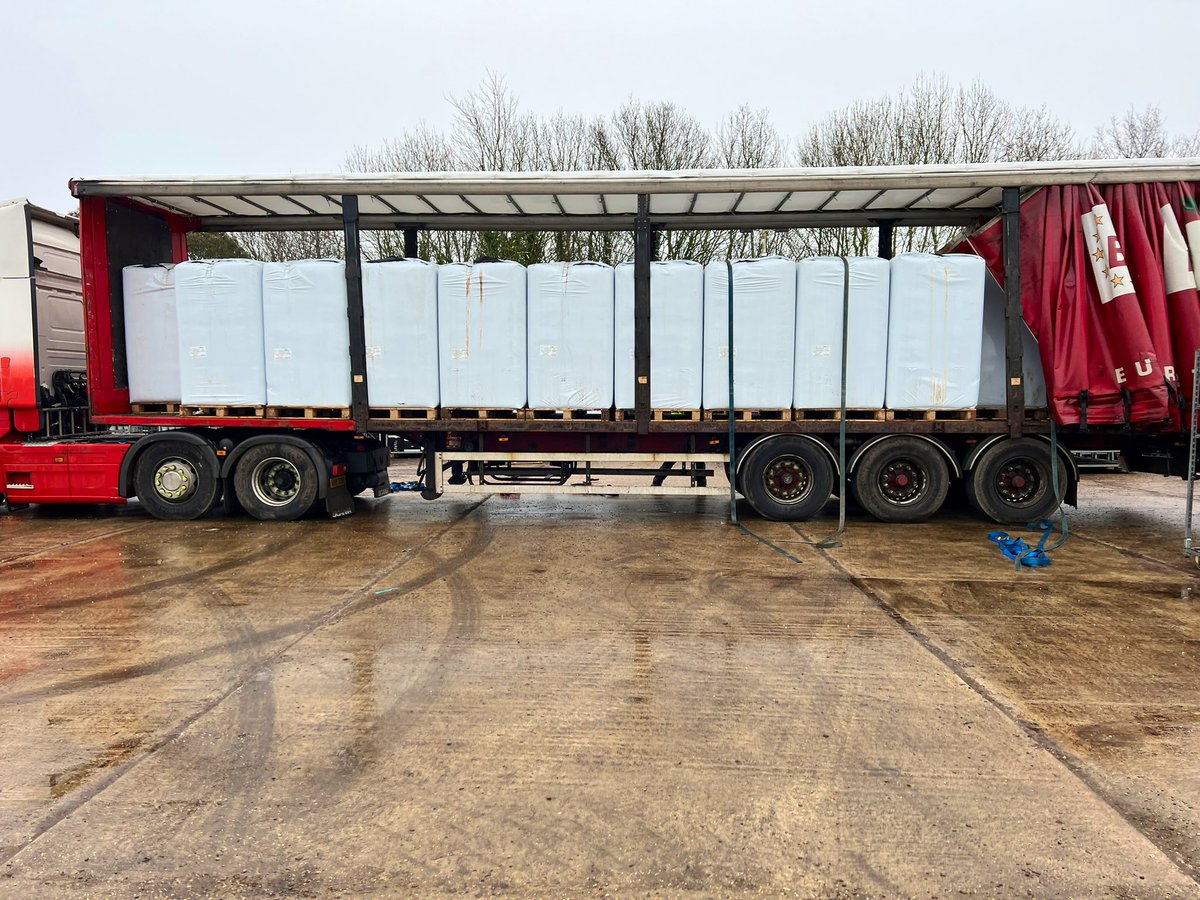 Another lorry load of #PeatFree potting compost being unloaded this morning. 
This continues our extensive, range-wide trials using the new mix. 

#peat #compost #gardencentres #ukgrown #perennials #plants #BritishGrown