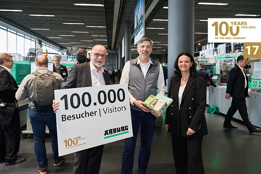 Our industry event this year is called 'ARBURG Anniversary Days'. This year we also have a special guest - the 100,000th visitor to our unique industry event, which has been around since 1999!🥳🥰 #ARBURG #WirSindDa #anniversary #visitors #event #guests #Highlights