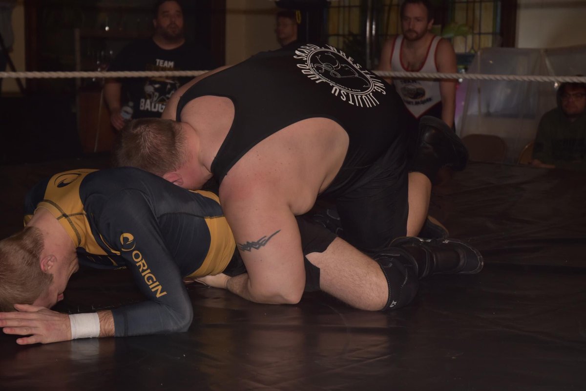 leglock83's tweet photo. You’ll notice I have a amateur guy wrench locked up to break @JackVerville down and then as he recovers his base/turtle position I move under the inside arm far shoulder control and spiral hook on the far hip to help limit and follow his movements. #CatchStyle #JiuJitsuBlackBelt https://t.co/0Hi9zzcRro