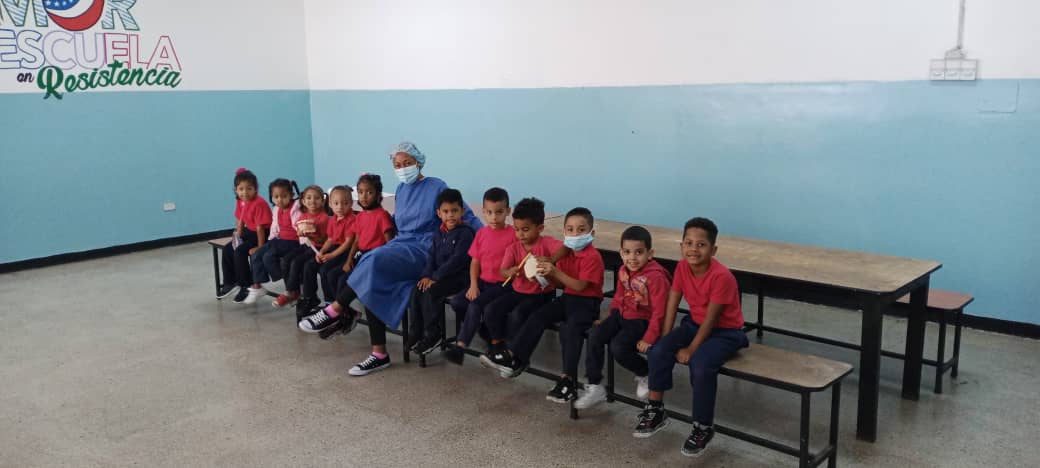 Como parte del programa "Salud va a la escuela", la Dra. Yuraima Carbonell Mejías imparte charla educativa a estudiantes de la escuela UED Simón Rodríguez, estado Distrito Capital, #Venezuela. 

🇨🇺#CubaPorLaVida💖 #MejorEsPosible💖 #YoVotoXTodos 

<a href="/cubacooperaven/">Brigada Médica Cubana en Venezuela</a> <a href="/DocenciaVen/">Docencia Ven</a>