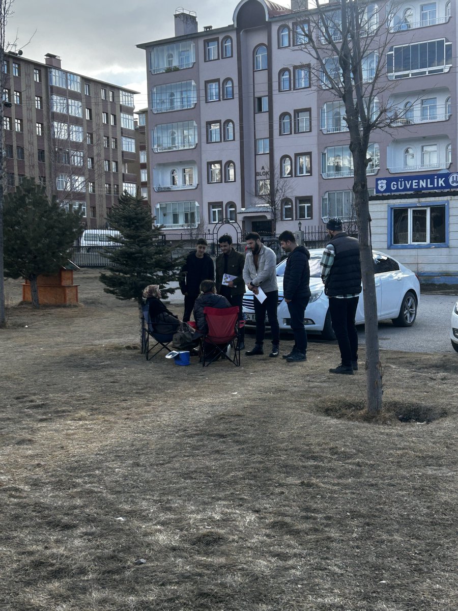 Değerli #Erzurum Halkı Tepkili !
Büyük bir mücadele verecekler.
Teyzem : Ben akciğer hastasıyım haftada iki kere geliyorum Erzurum’un en büyük yeşil alanı. “Burada soluğlaniram oğlum” engel olun dedi.

SÖZÜM OLSUN TEYZEM

#ErzurumDoğanaSahipÇık