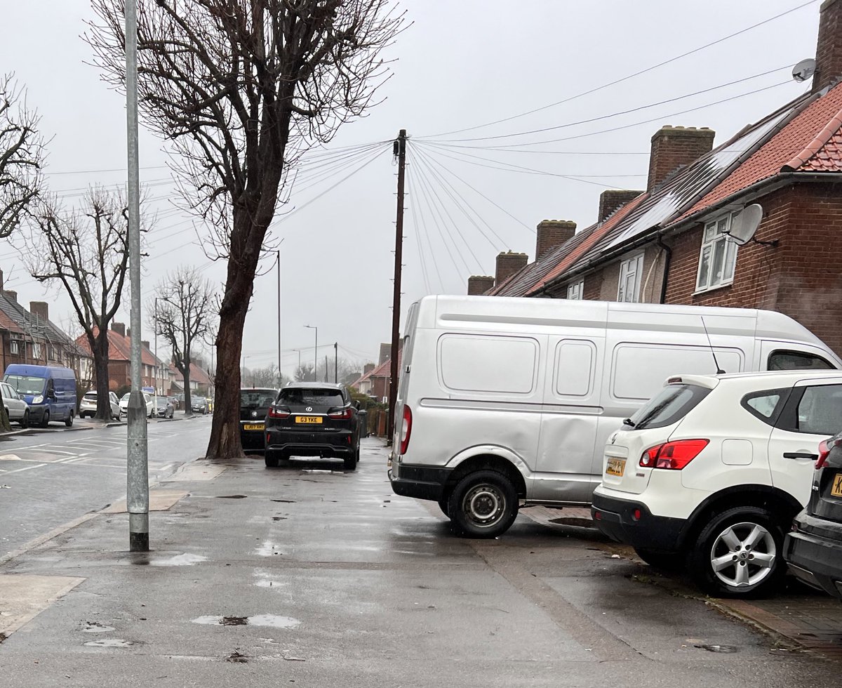 It’s not just in school run times people park arrogantly, if #wheelchairusers the #partiallysighted or parents with prawns want to use this pavement it’s a obstacle course and please @lbbdcouncil put signs up to stop drivers parking with engines running!