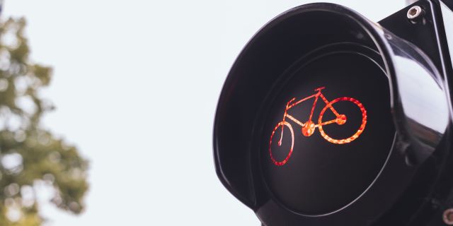 De gemeente Amsterdam experimenteert met twee maatregelen die het door rood fietsen moeten verminderen: een teller van het aantal wachtenden en foto’s van een kind dat wacht voor rood licht. Lees het hele bericht op Tour de Force: fietsberaad.nl/Tour-de-Force/… #tourdeforce #fiets