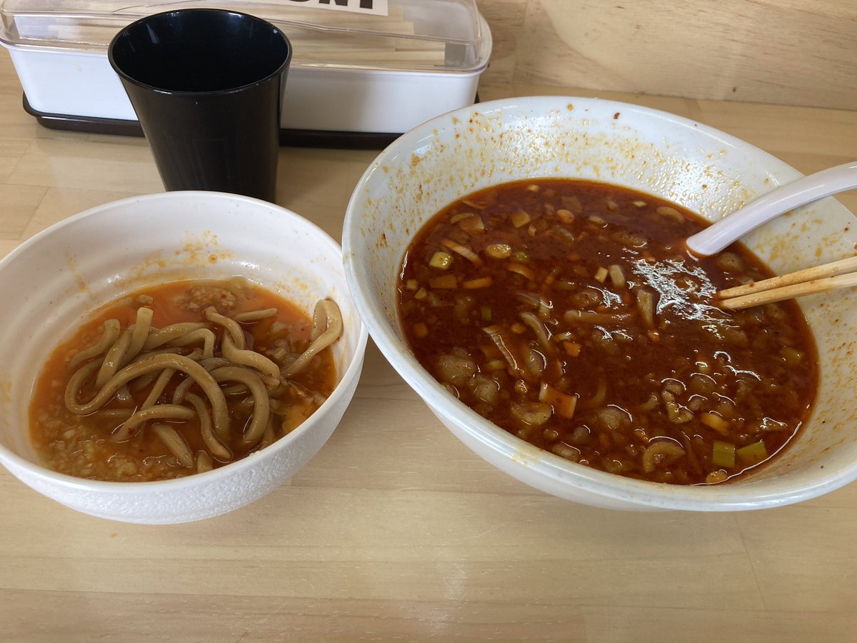 dungeonmeshi5's tweet image. ハイマウントM
ラーメン並＋ホットマン辛増しW＋コッコマン
今日は初めてホットマンとコッコマンを頼んでみました。
辛増しWは汗が止まらず処理に苦戦しましたが好きな辛さ。
コッコマンはつけ麺風にしたりと味変にも最適です。
ご馳走様でした。
