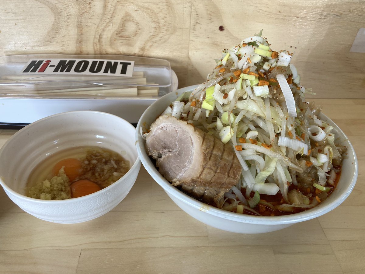 dungeonmeshi5's tweet image. ハイマウントM
ラーメン並＋ホットマン辛増しW＋コッコマン
今日は初めてホットマンとコッコマンを頼んでみました。
辛増しWは汗が止まらず処理に苦戦しましたが好きな辛さ。
コッコマンはつけ麺風にしたりと味変にも最適です。
ご馳走様でした。