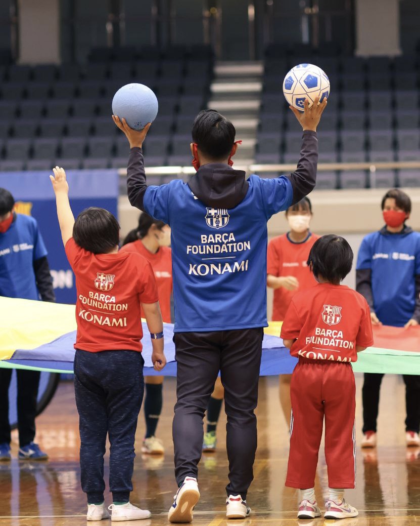 FundacioFCB's tweet photo. ⛩️Celebramos el Festival #ForAllCapabilities con 120 niños y niñas con y sin discapacidad a través de actividades y juegos inclusivos. ¡Gracias @alexroca91 por el discurso emotivo, y gracias @konami, @JIFF_Football, @JFA y @SCPJapan1 por hacerlo posible! 🔗https://t.co/yuwdlO965a https://t.co/b6kCPphBvR