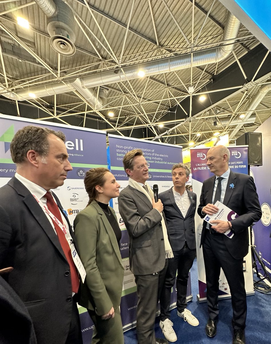 L’AIF/Filière S-I-F a signé mardi un accord de collaboration avec #UpcellAlliance, en présence de <a href="/RolandLescure/">Roland Lescure</a>.
L’AIF est fière de contribuer au déploiement des gigafactories à l’échelle européenne à travers Upcell Alliance ! 
<a href="/Salon_GI/">GLOBAL INDUSTRIE</a> 
#batteries #gigafactories