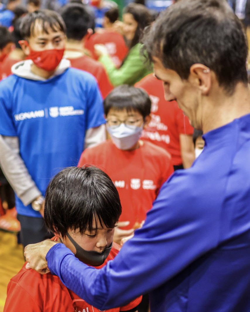 FundacioFCB's tweet photo. ⛩️#ForAllCapabilities に障がいのある子とない子合わせて120人が参加をしました。 @alexroca91 の特別なスピーチとインクルーシブなアクティビティやチャレンジ、ゲームを実施。 @konami @JIFF_Football @JFA @SCPJapan1 の皆様、本イベント実現へのご協力感謝いたします。👉https://t.co/60I6lw1XOt https://t.co/xCCUsdDOAw