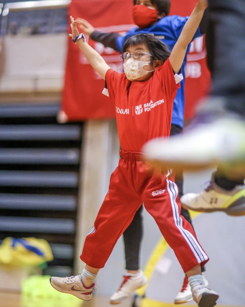 FundacioFCB's tweet photo. ⛩️#ForAllCapabilities に障がいのある子とない子合わせて120人が参加をしました。 @alexroca91 の特別なスピーチとインクルーシブなアクティビティやチャレンジ、ゲームを実施。 @konami @JIFF_Football @JFA @SCPJapan1 の皆様、本イベント実現へのご協力感謝いたします。👉https://t.co/60I6lw1XOt https://t.co/xCCUsdDOAw
