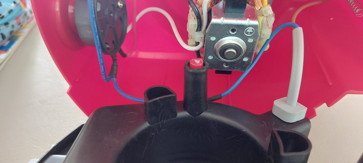 LuisFernandesF1's tweet photo. Segunda vez que a @amazonbrasil me causa esse transtorno. Como uma empresa conhecida pelo ramo de comércio on-line envia um produto sem embalagem protetora ? Um amadorismo e uma incompetência incompatível com um empresa tão grande. https://t.co/I9gS7xRixu