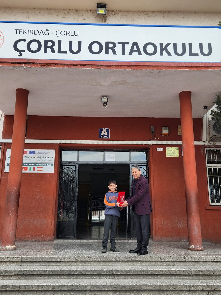 Okulumuz öğrencilerinden 5e sınıfından Ahmed Enes Aktaş İstiklal Marşını Güzel Okuma Yarışmasında il ve ilçe birincisi olmuştur. Öğrencimizi tebrik ediyor başarılarının devamını diliyoruz <a href="/CorluMem/">Çorlu Milli Eğitim Müdürlüğü</a> <a href="/tekirdagmem/">Tekirdağ İl Millî Eğitim Müdürlüğü</a>