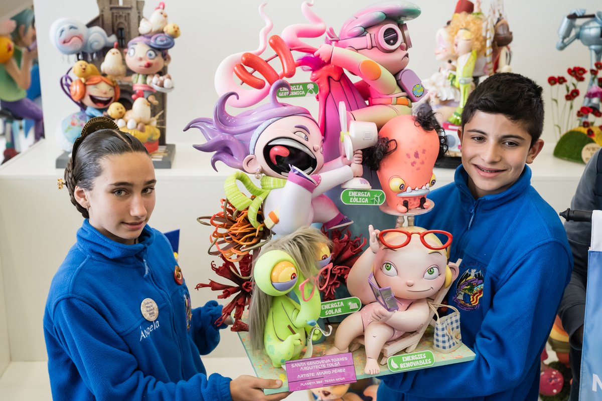Per la seua banda, la figura infantil de la Falla La Nova d'Orriols que recrea l'escena de tres xiquets amb el Planeta Terra Nova ha sigut premiada amb el guardó 'Sostenibilitat'

Enhorabona!

ℹ️ bit.ly/premis_ninots_…