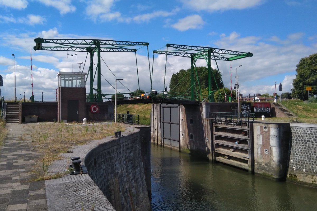 De ruim 130 jaar oude #Koninginnensluis in #Nieuwegein wordt volledig gerenoveerd. We zijn gestart met aanbesteding van dit project, dat wordt gedaan volgens de twee-fasen en portfolio aanpak. #vitaleinfra 👉bit.ly/3YDy6uW