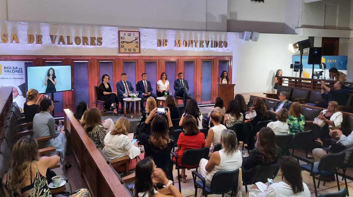 MIEM_Uruguay's tweet photo. El ministro @OmarPaganini participó de una nueva edición del Toque de campana por la igualdad de género realizado en la @BVM_SA, en el marco del Día de la Mujer. Fue acompañado por las directoras del MIEM @elisafacio, @susypecoy y Patricia Romero de la Unidad de Género. https://t.co/Q7gp9nb4yj