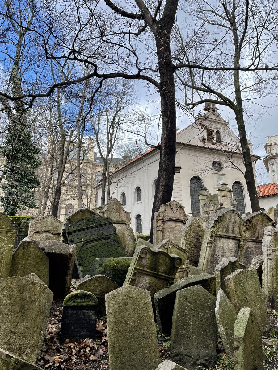 Spanish Synagogue and Old Jewish Cemetery in the Jewish Quarter of Prague 🤍