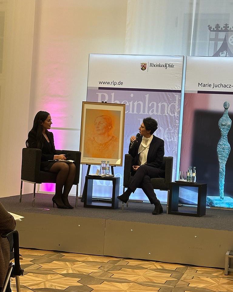 Eine Journalistin, die ihre Arbeit Menschen- und Frauen widmet. Ihre Berichterstattung geprägt von Menschlichkeit. Eben jene Kombination aus Professionalität und Einfühlungsvermögen macht ihre Arbeit so bedeutungsvoll. Herzlichen Glückwunsch <a href="/GolinehAtai/">Golineh Atai</a> #mariejuchaczpreis 2023